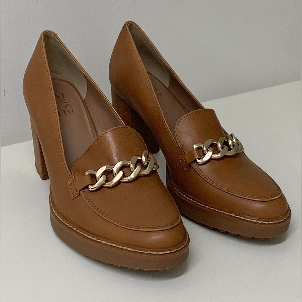 Women’s 8 M Naturalizer Brass Hardware English Tea Brown Leather Heeled Loafers